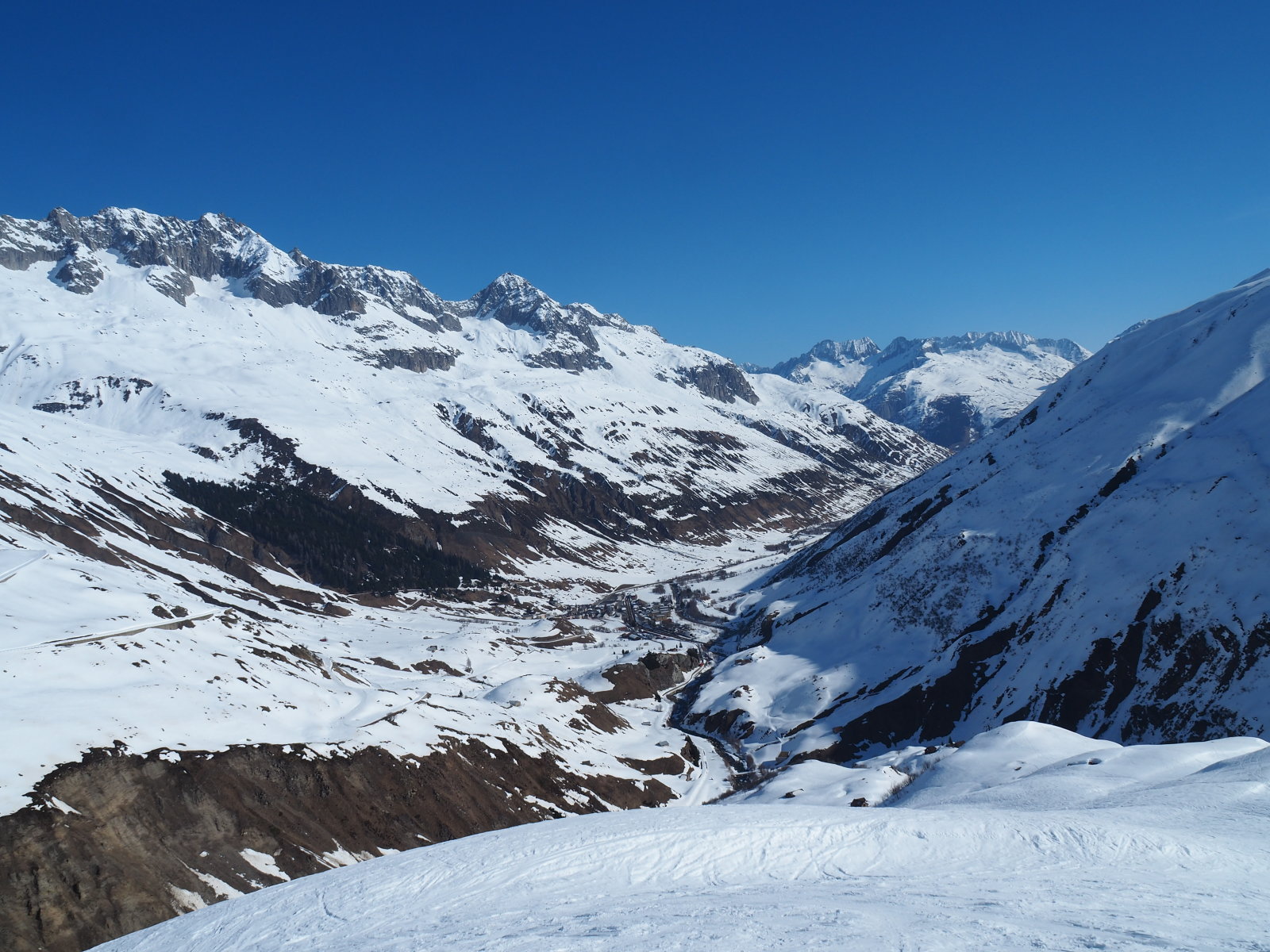 a völgy Realp faluval