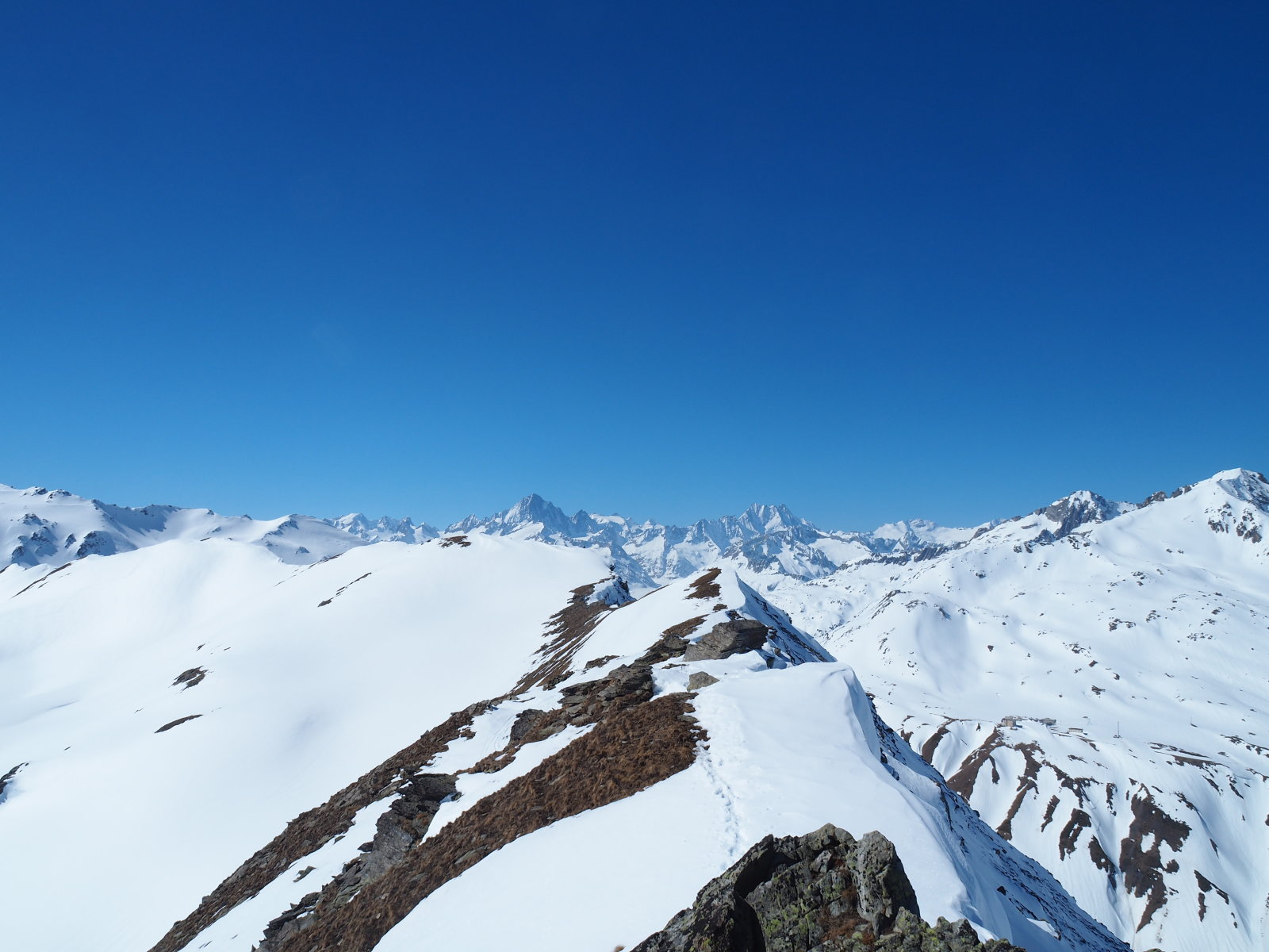 középen a berni Alpok