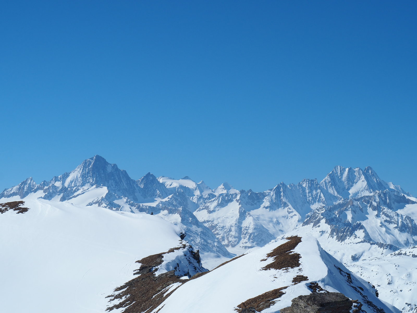 elöző kép közelítve: balra a Finsteraarhorn, jobb oldalon Lauteraarhorn, Schreckhorn.