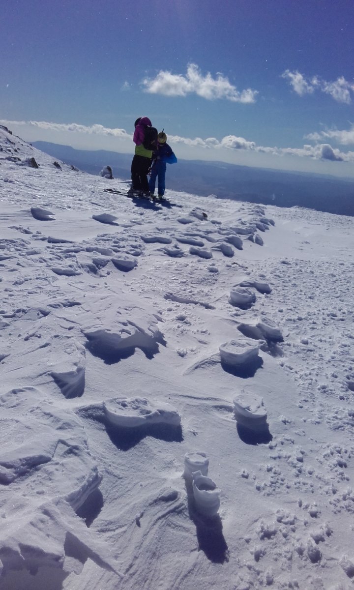 Előttünk járók nyomai körül a szél elvitte a havat