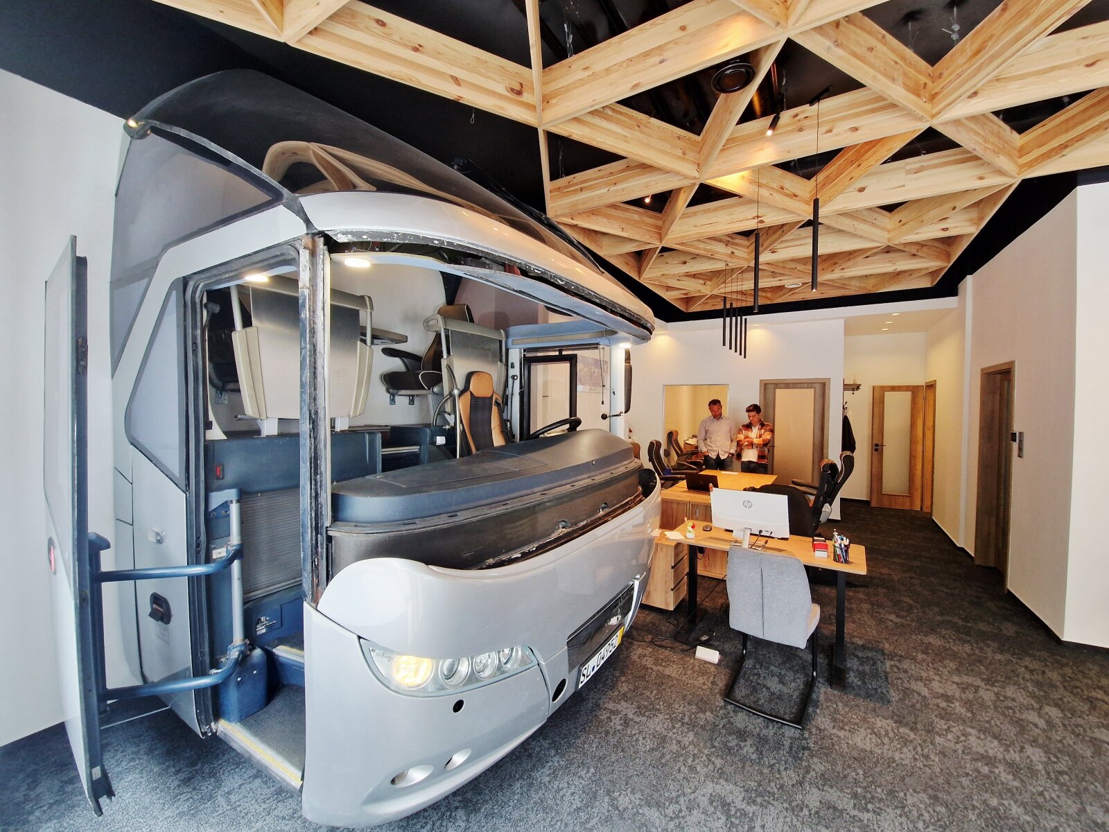 Elkészült az irodabelső a különleges installációval