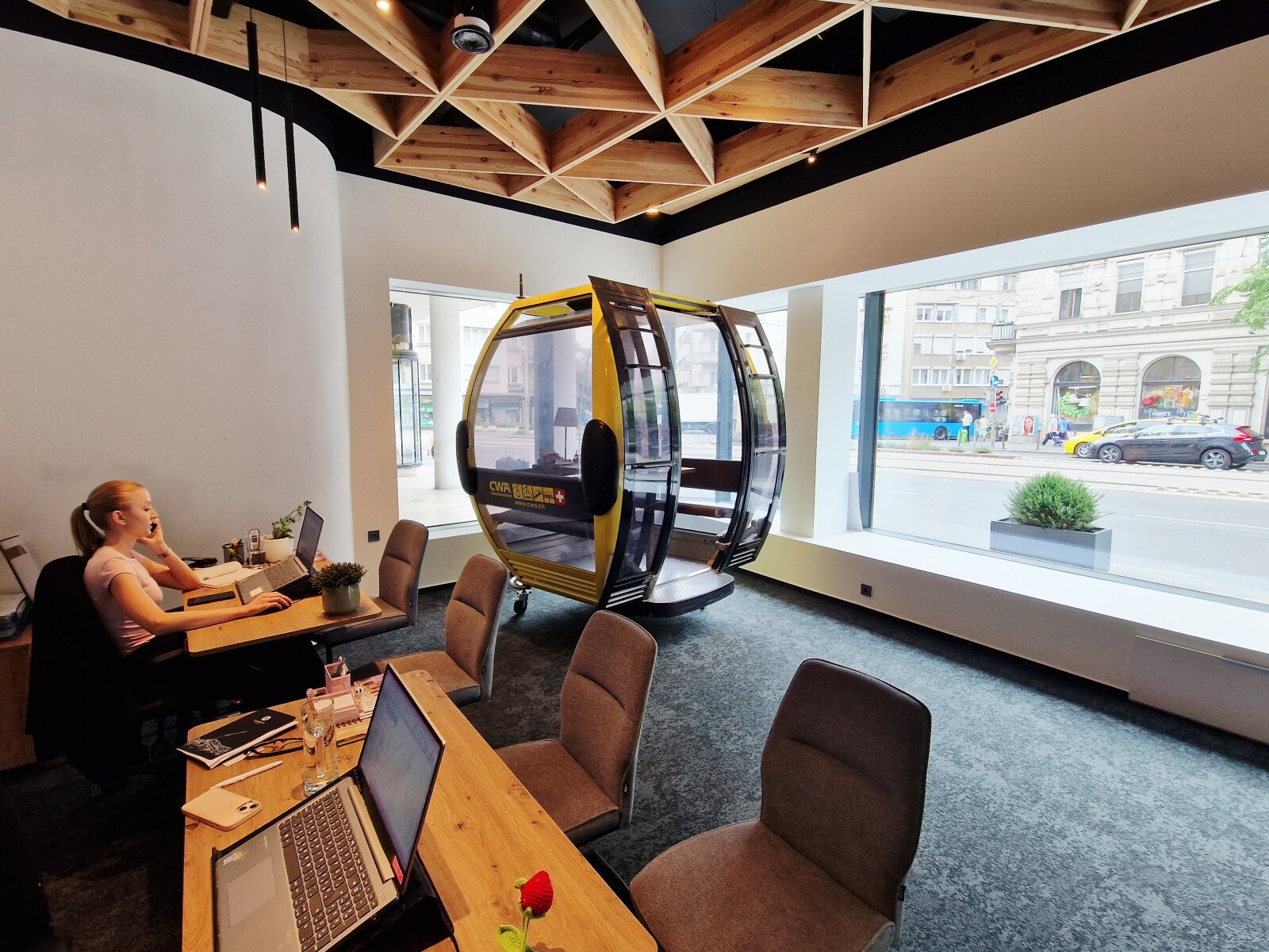 Az iroda dísze a felvonókabin