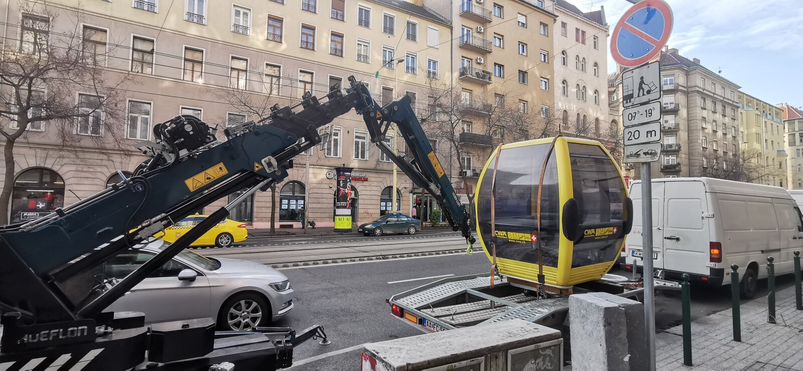 Ezzel az emelőszerkezettel rakták be az épületbe