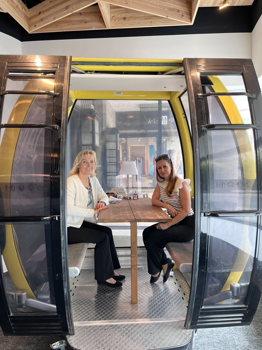 Wesselényi Andrea és Farkas Ivett, a sielok.hu képviselői a SkiLines kabinjában 