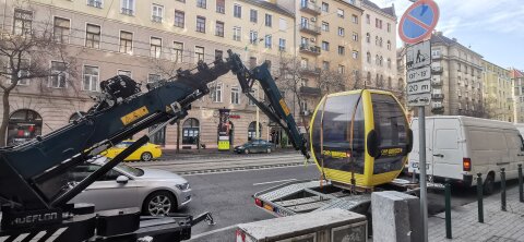 Ezzel az emelőszerkezettel rakták be az épületbe