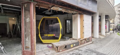 Helyére került a kabin, kezdődhet az iroda felújítása.