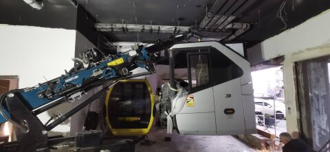 Második logisztikai kihívás: a Neoplan busz beemelése