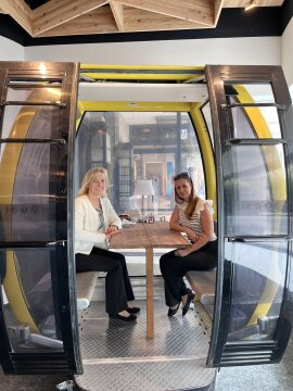 Wesselényi Andrea és Farkas Ivett, a sielok.hu képviselői a SkiLines kabinjában 