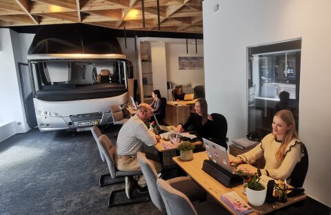 A SkiLines munkatársai ebben a térben várják az érdeklődő utasokat.