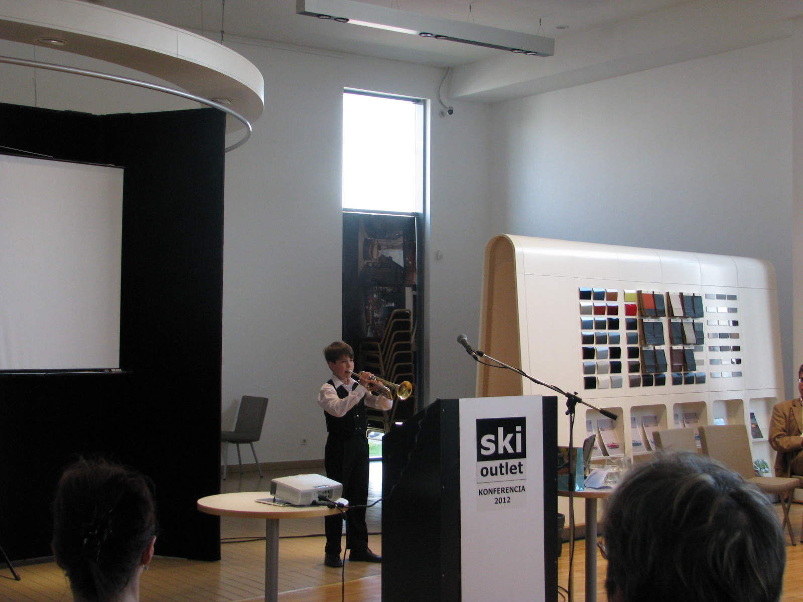 Takács Botond 11 éves pilisvörösvári fiú trombitaszólója nyitotta meg a konferenciát. A Hó-Show emlékét felidéző "Il Silenzio" dallama csendült fel.