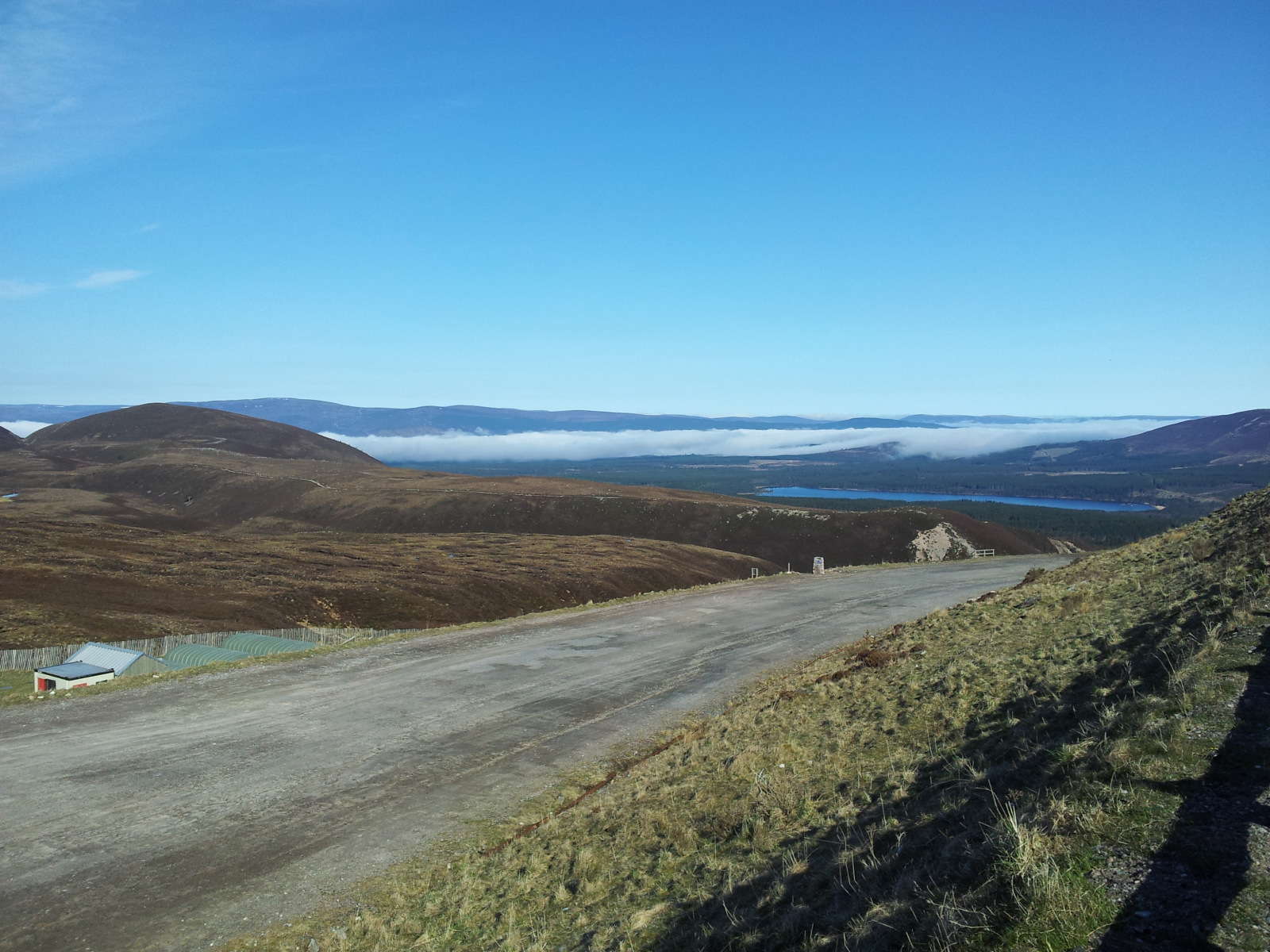 cairngorm 2012 máj 02 itt még nem sok jót igér ... de hálistennek 700 m felett fehér minden :)))