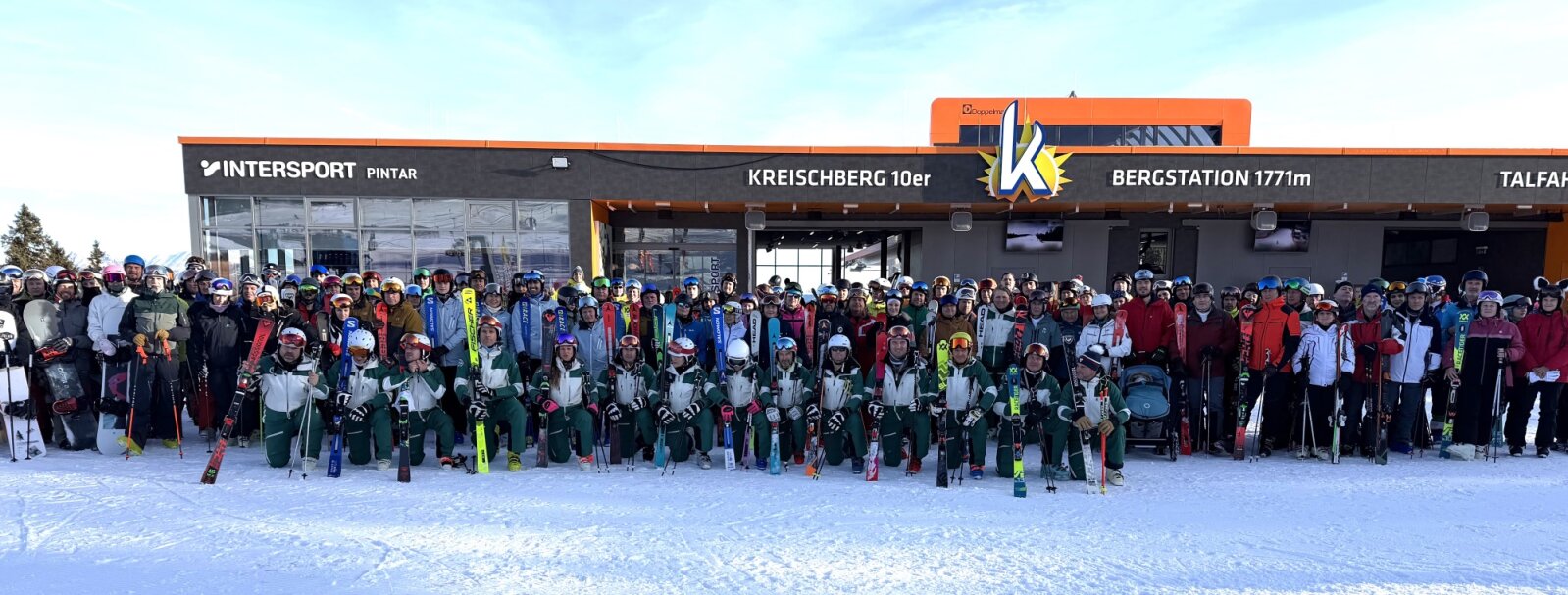 Koordinációs tábor csoportkép, az első sorban a vezetőség és a kiképző oktatók