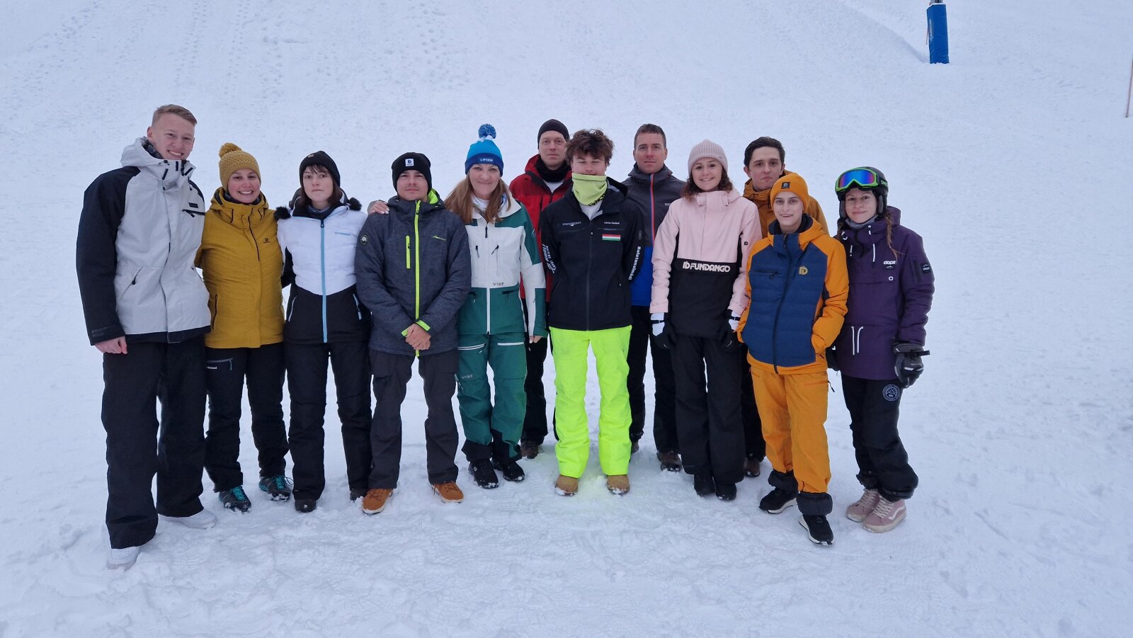 Dr. Egri Katalin, az SMSZ elnöke a síoktatójelöltek egyik csoportjával Kreischbergen (2024)