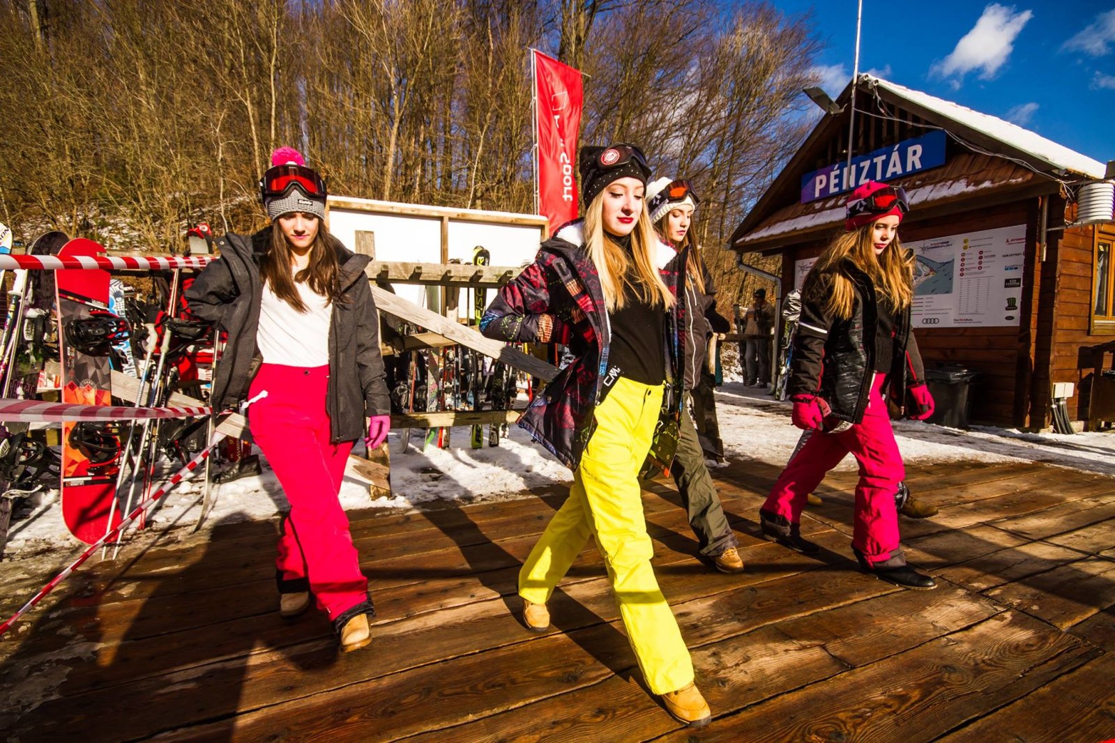 A 2017-es rendezvényen a családi és sportos programok mellett síruhabemutatóval is szórakoztatták a közönséget. | Fotó: Intersport Síaréna Eplény