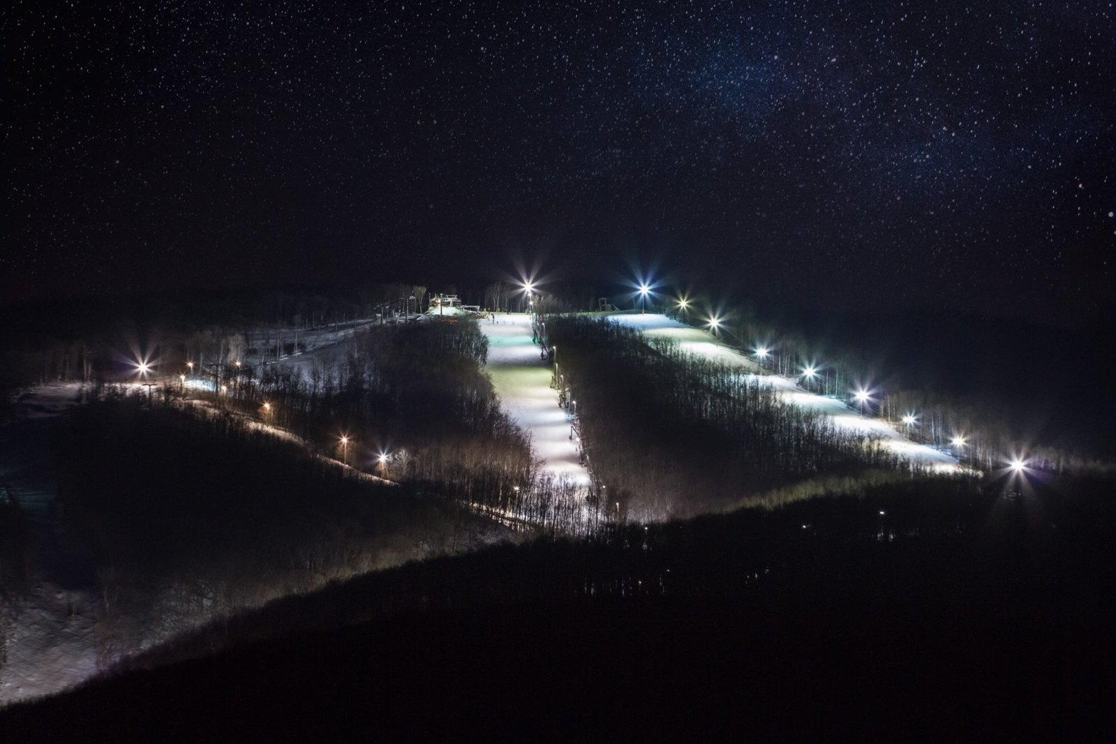 Reflektorokkal megvilágított sípályák Eplényben