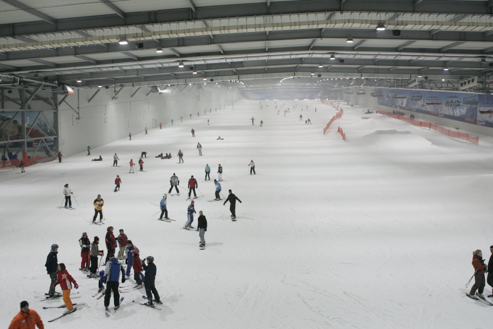 300-Meter-lang-und-bis-zu-100-Meter-breit-ist-die-Piste-im-SNOW-DOME-Bispingen.jpg