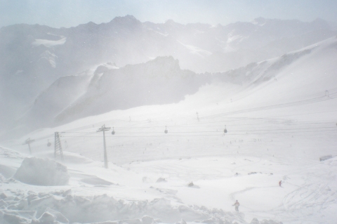 Szikrázó napsütés és szél a gleccserpályán