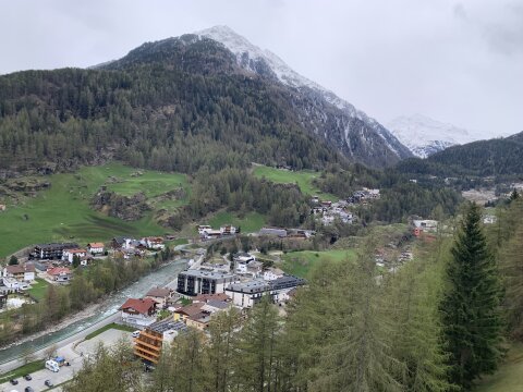 Az egész Söldent - is - elöntő tömény tehéntrágya szag oka a kép bal szélén a zöld mezőn