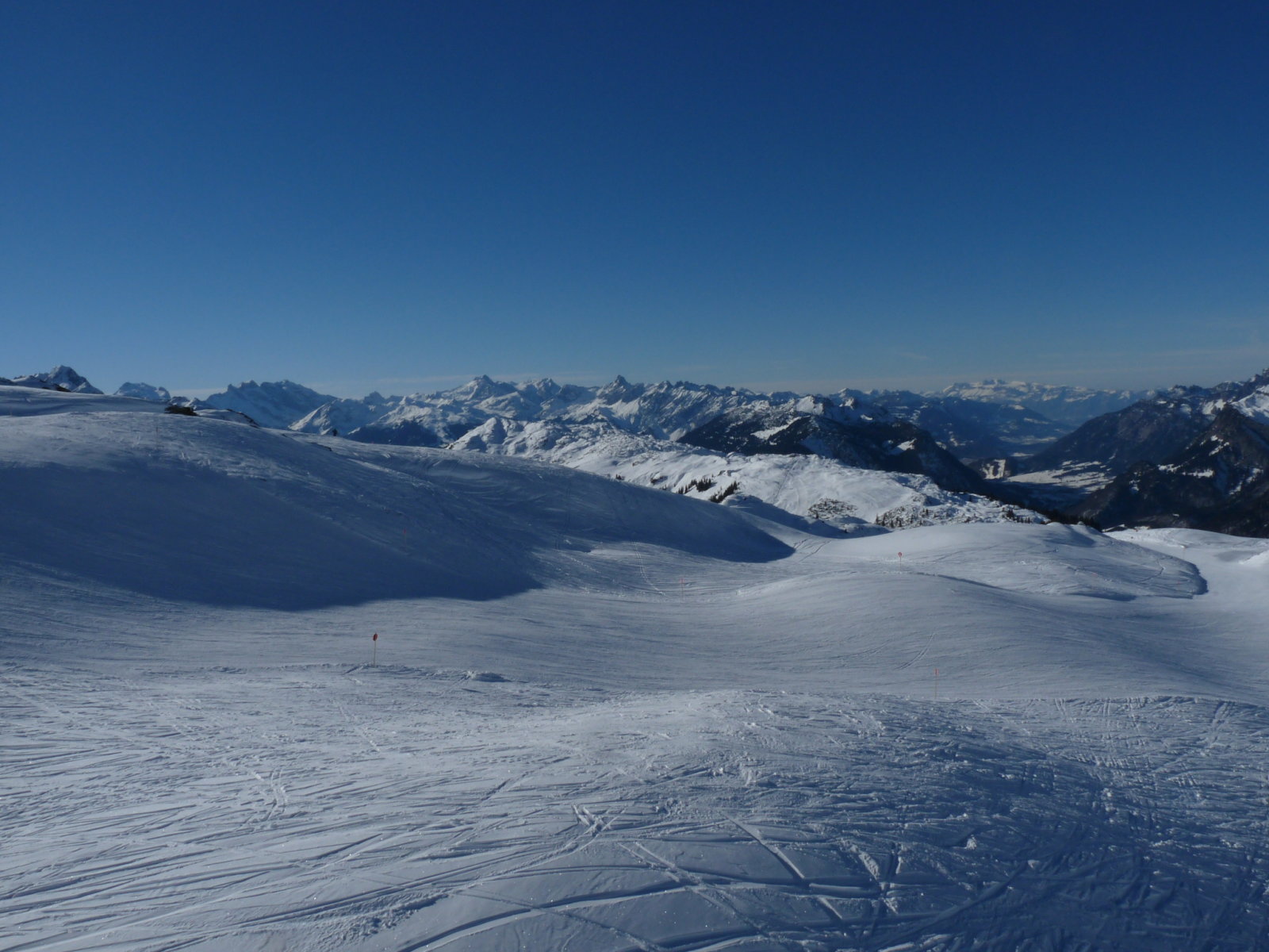 a leghátsó hegy a völgy végén már Svájc