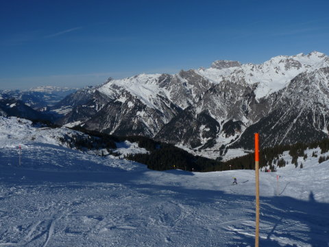 a völgybe vezető pálya, lent Dalaas illetve Braz falukkal