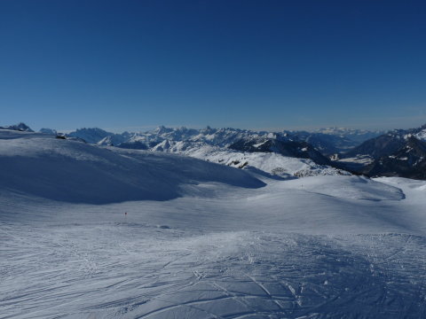 a leghátsó hegy a völgy végén már Svájc