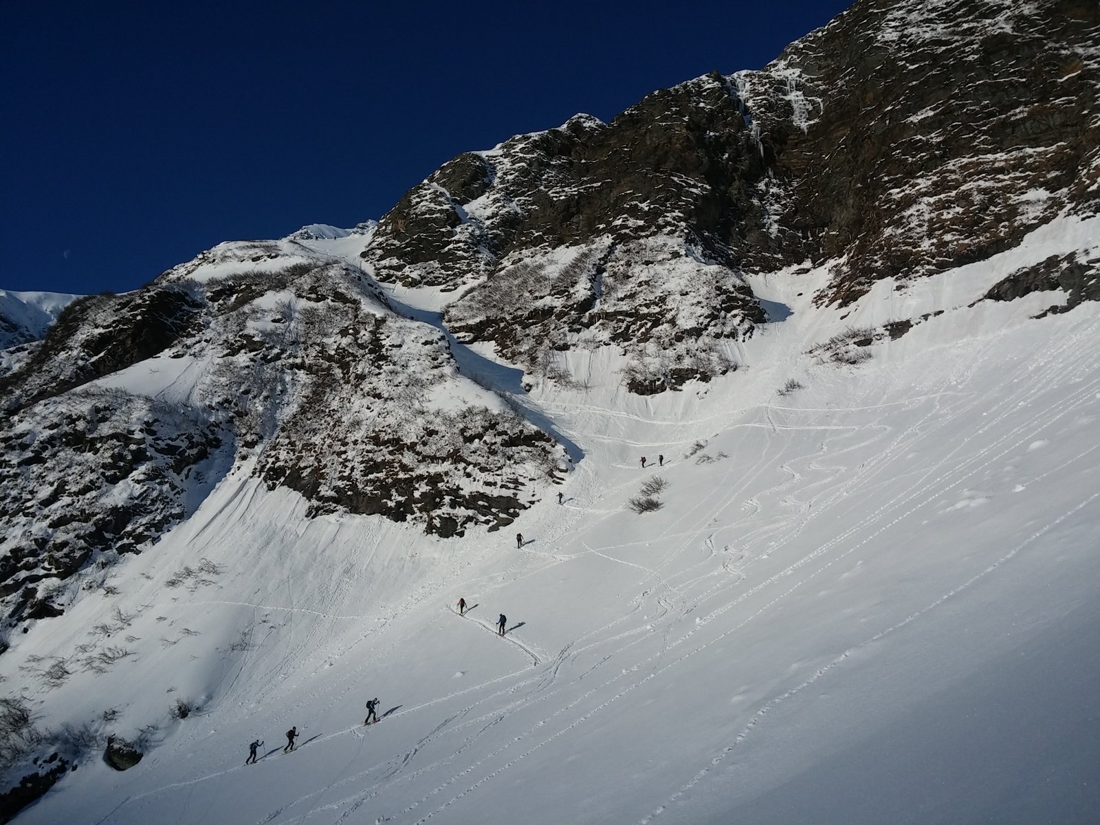 Túrasízésre ideális ez a nap. Mindenki a kis (északi) kuloár felé megy.