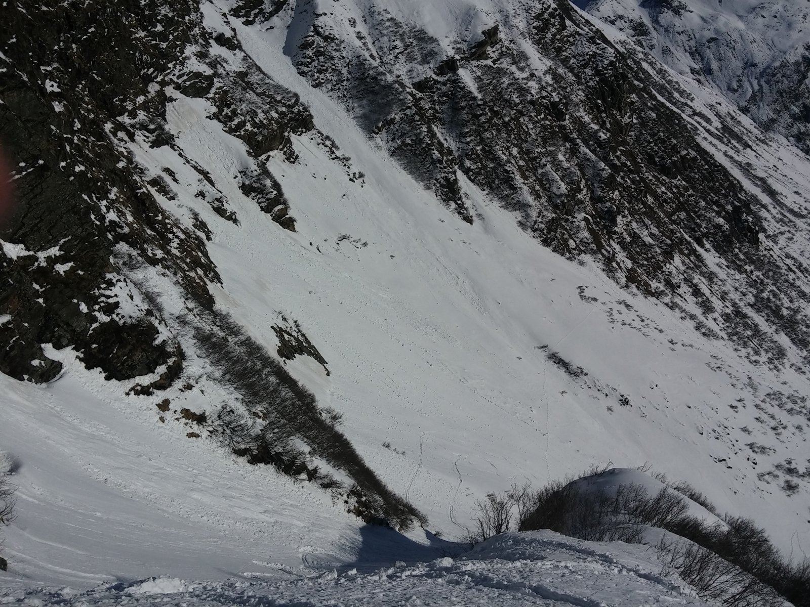 Balra a kuloár, jobbra szakadék van.