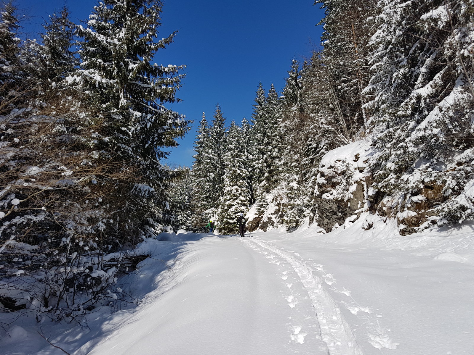 A híd után kezdődik az emelkedő