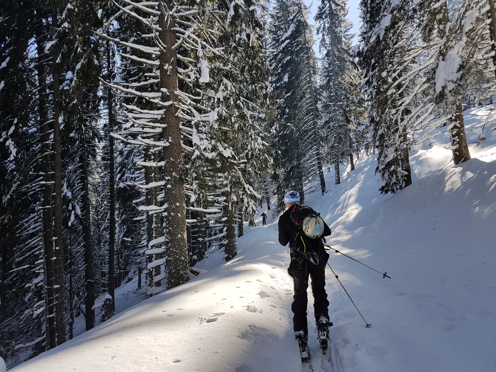 A hegy lábánál egy útelágazásnál dél felé fordultunk