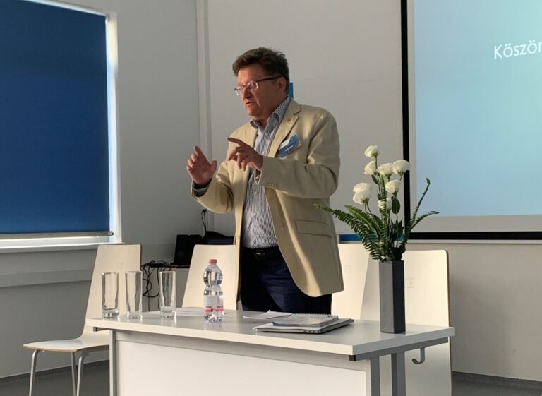 Fehér Gyula elnök bemutatja a síklasztert