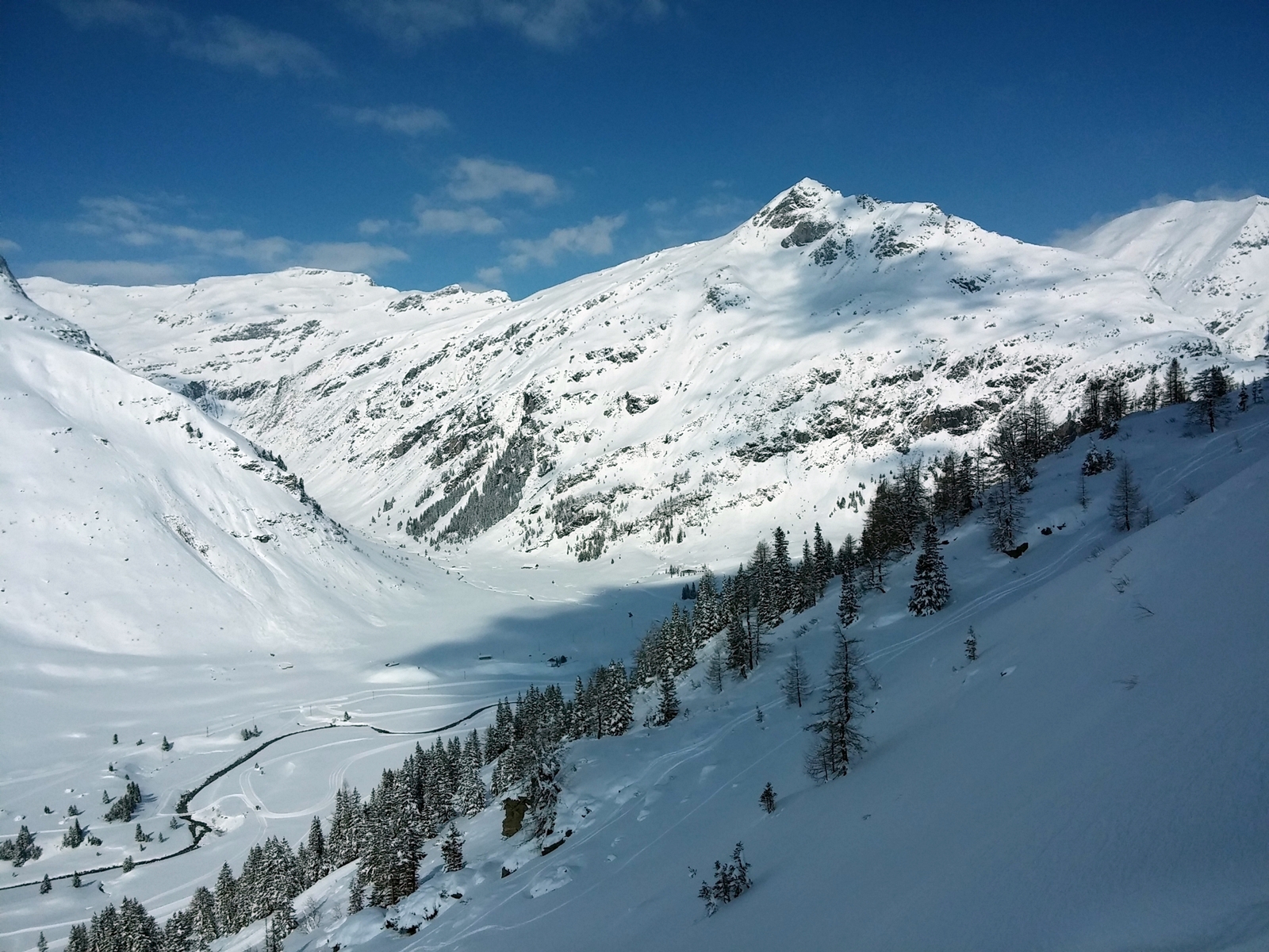 A nyugati oldalon, balra hátul