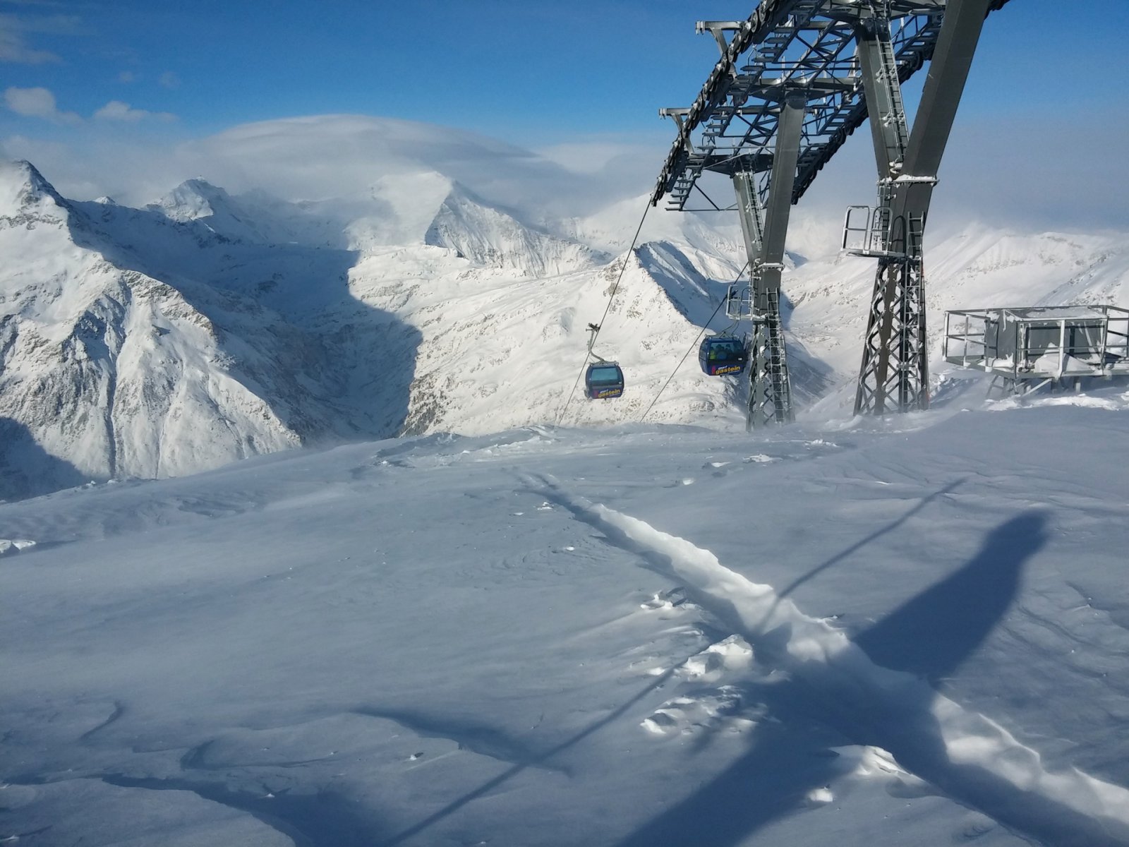 28-án a csúcson és a felvonó alatti sávon már éppen elég volt a hó, de máshol még nem lehetett letérni a pályáról