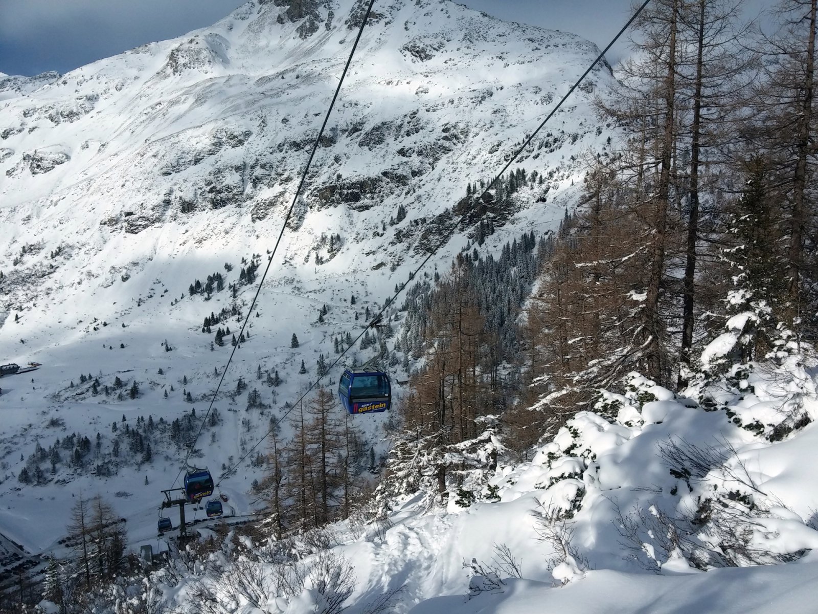 De még kevés volt a hó, ezért igazi kihívás volt a felvonó alatt lecsúszni