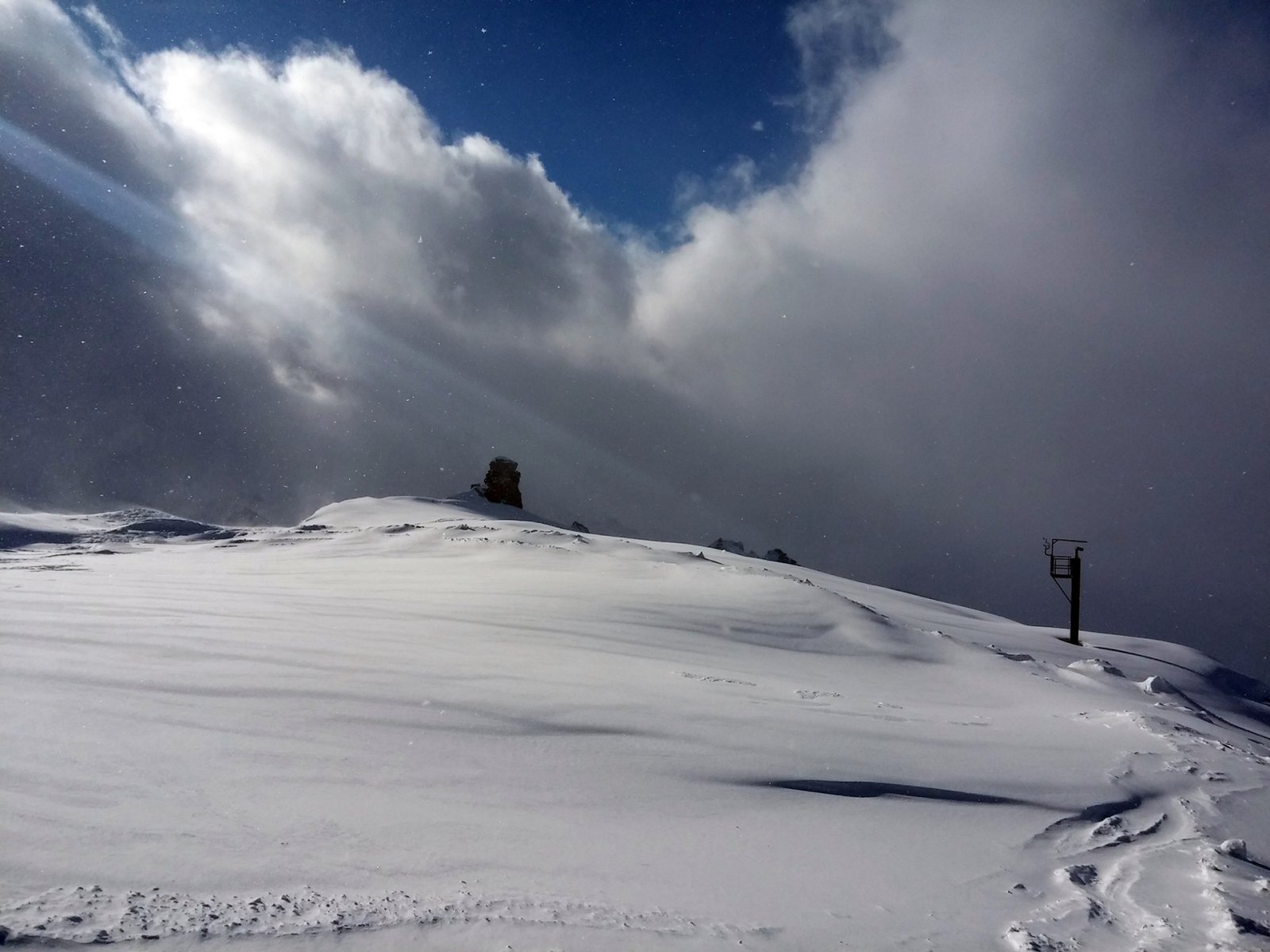 A csúcson (2650m). Az oszlopon a feratel.com webkamerája látható.