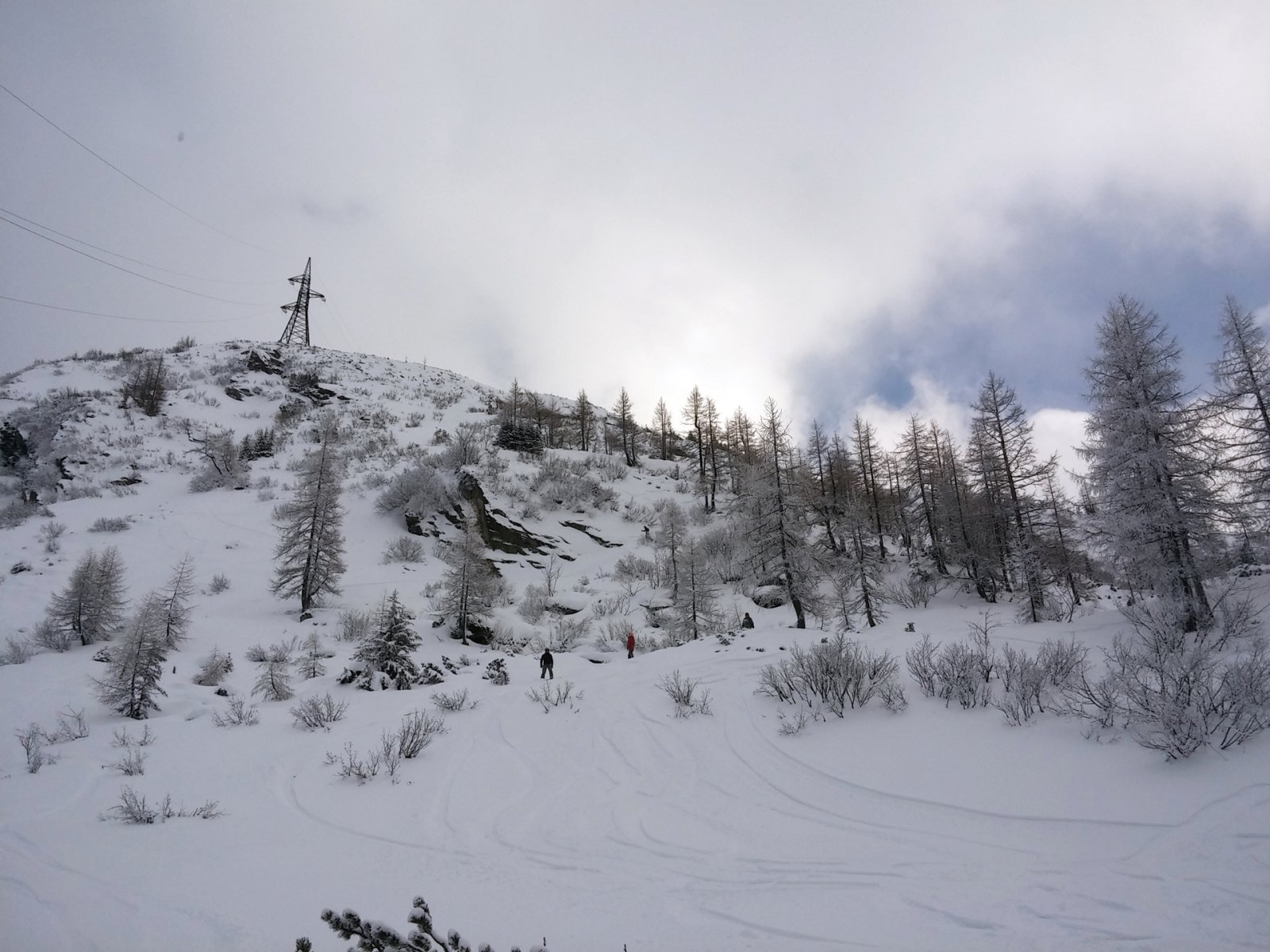 A pályáktól jobbra, a magasfeszültség oszlopától indultunk. A vezeték vonala az a határ, amin túl ne menj!
