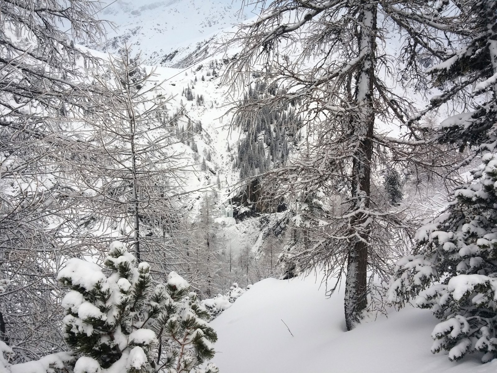Ugyanabból a pontból lefelé. Rengeteg a veszélyes letörés, ezért jól meg kell gondolni, hogy merre menjünk.