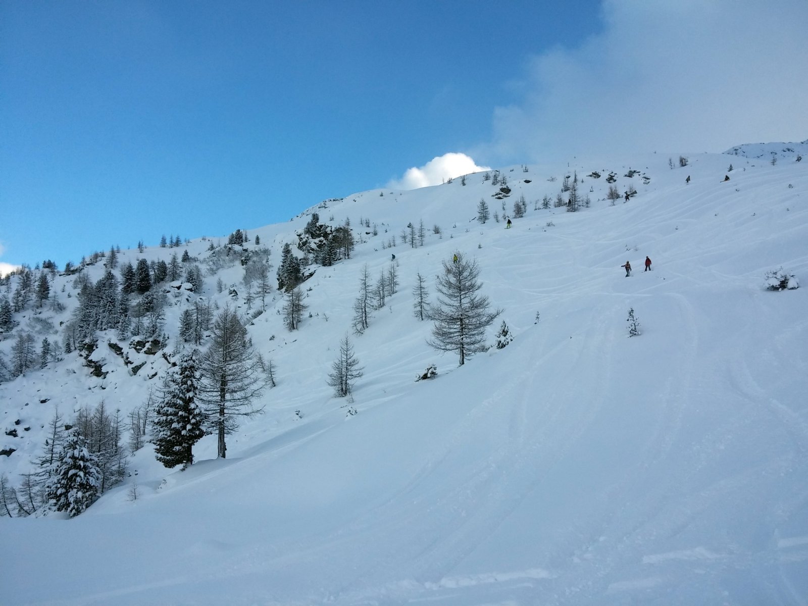 Még mindig ott. Megérkeznek a többiek.