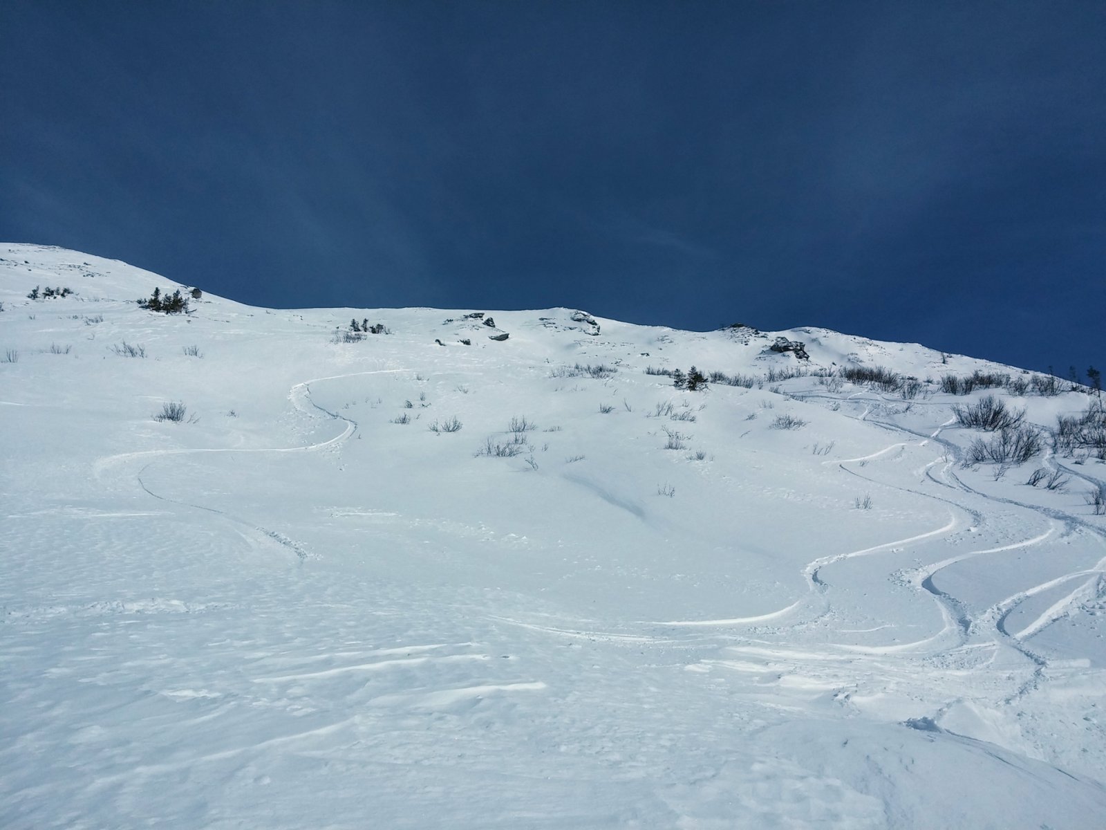 Ez már a nyugati oldal. A pályáktól balra kell letérni és engedni le esésvonalban.