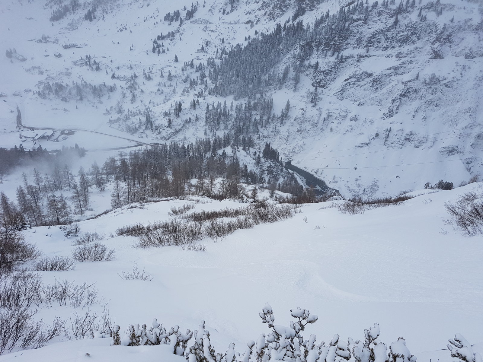 A magasfeszültség bal oldalán kell maradni