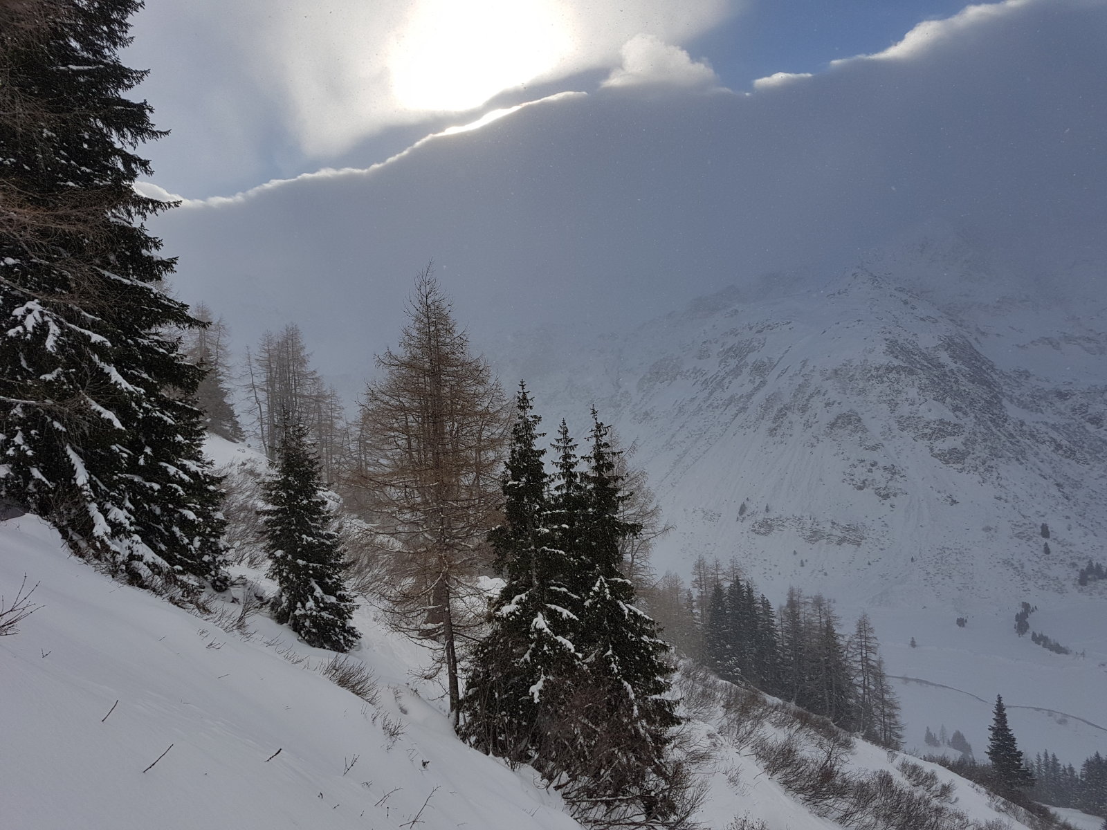 Főnfal a főgerinc fölött