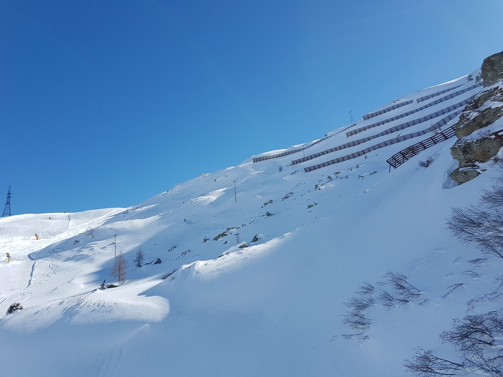 a középállomás feletti hegyoldal