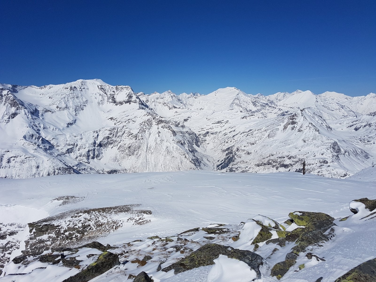 kilátás a csúcsról nyugat felé, balra a Schareck