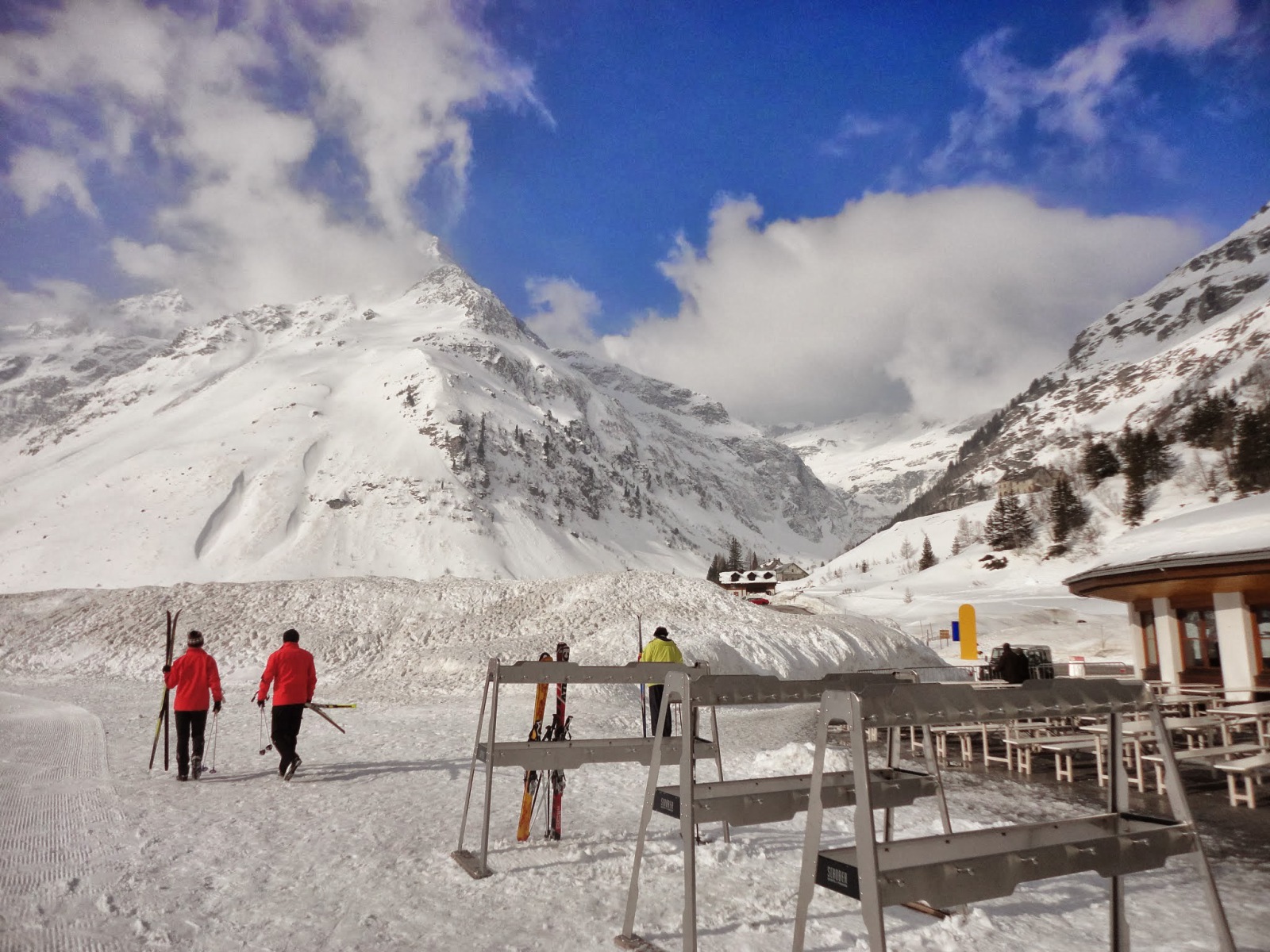 Reggel 10 órakor még szinte üresek a pályák, üresek a hütte teraszok.