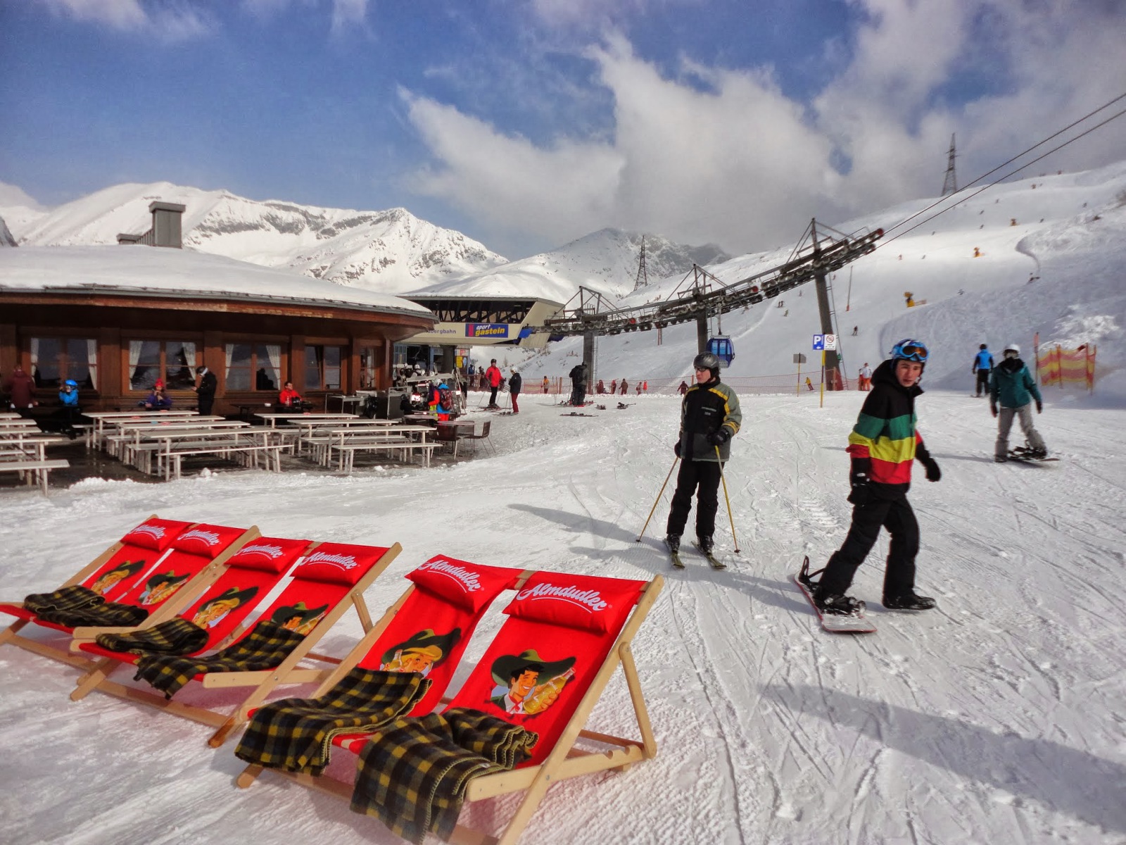 Gyülekeznek a síelők, boardosok. A pályák szuper állapotban várnak.