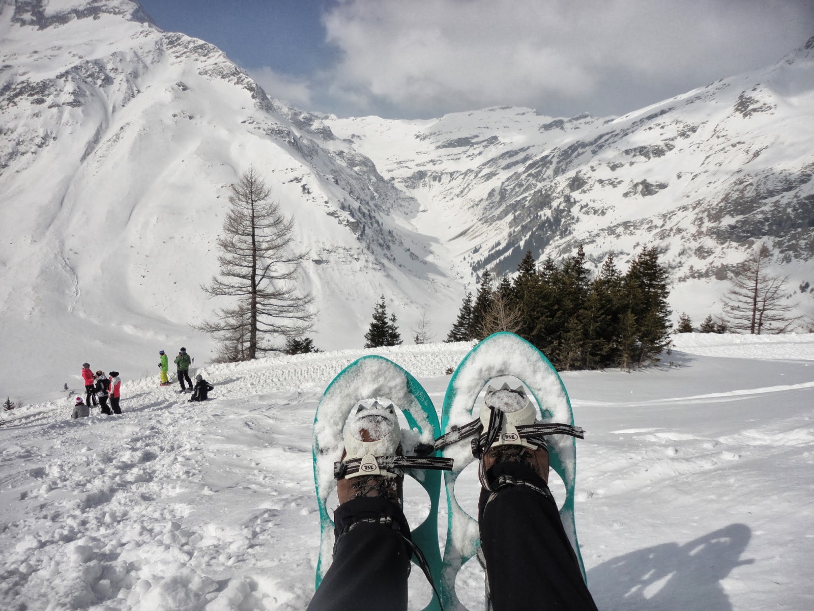 A csapat lenn vár rám, amíg a hótalpas fotók készülnek.