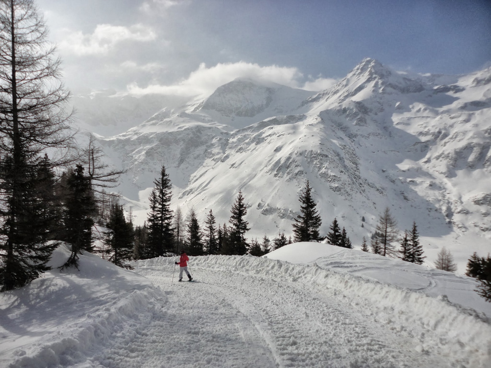 Először egy géppel letaposott sétaúton indulunk el lefelé a hótalpakkal, majd átváltunk a szűzhóra.