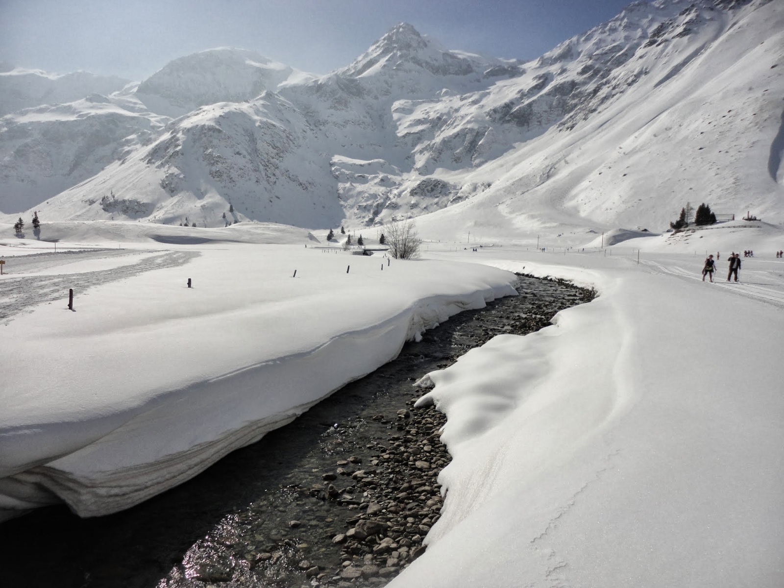 A völgy mélyén csobogó patak fentről is gyönyörű volt, de így a partjáról még szebb.