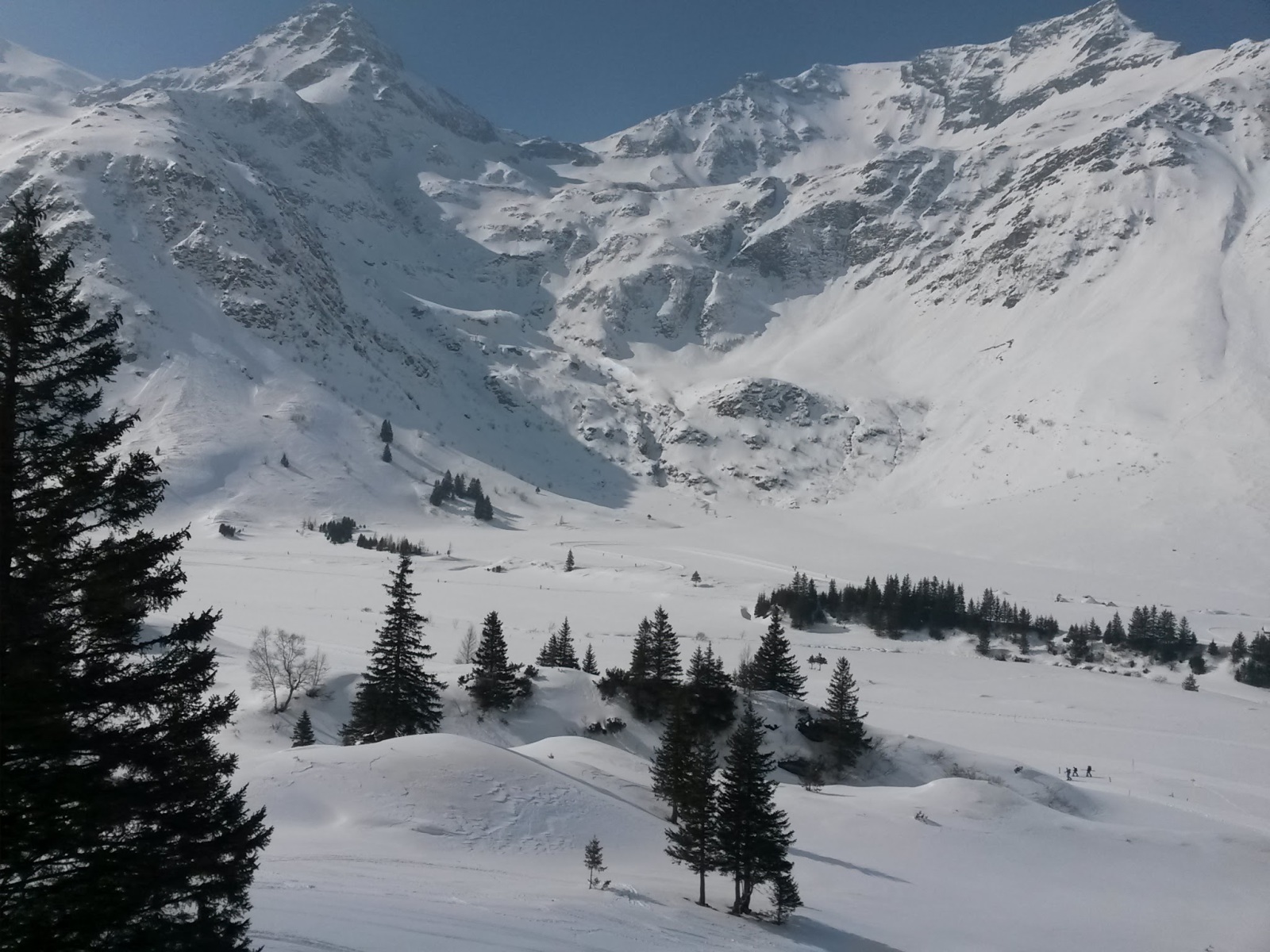 A festői völgy felé tartunk hótalpakon.