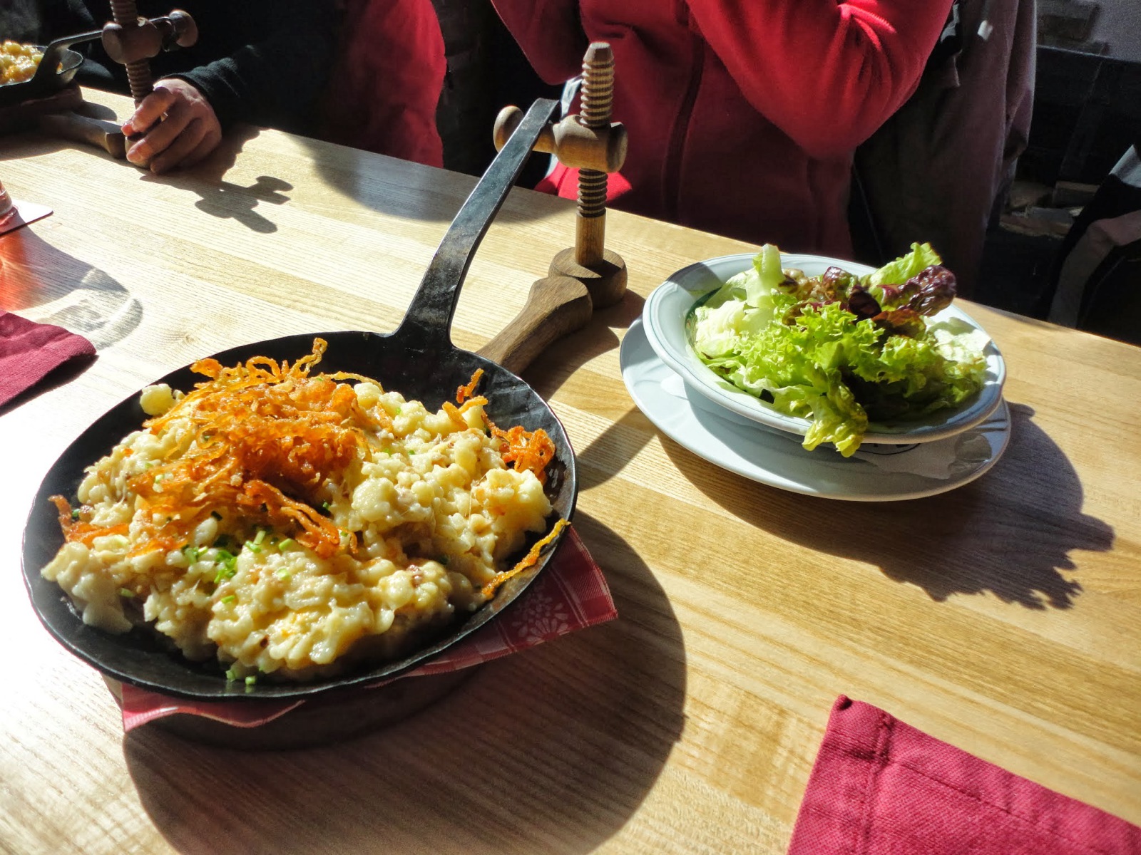 Käsespetzle vagy Kasnockeln: az egyik legfinomabb, leglaktatóbb hütte kaja Ausztriában. Lényegében sajtos nokedli, finom olvasztott-pirított hegyi sajtokkal, tetején ropogós sült hagymával. Jár hozzá zöldsaláta is.