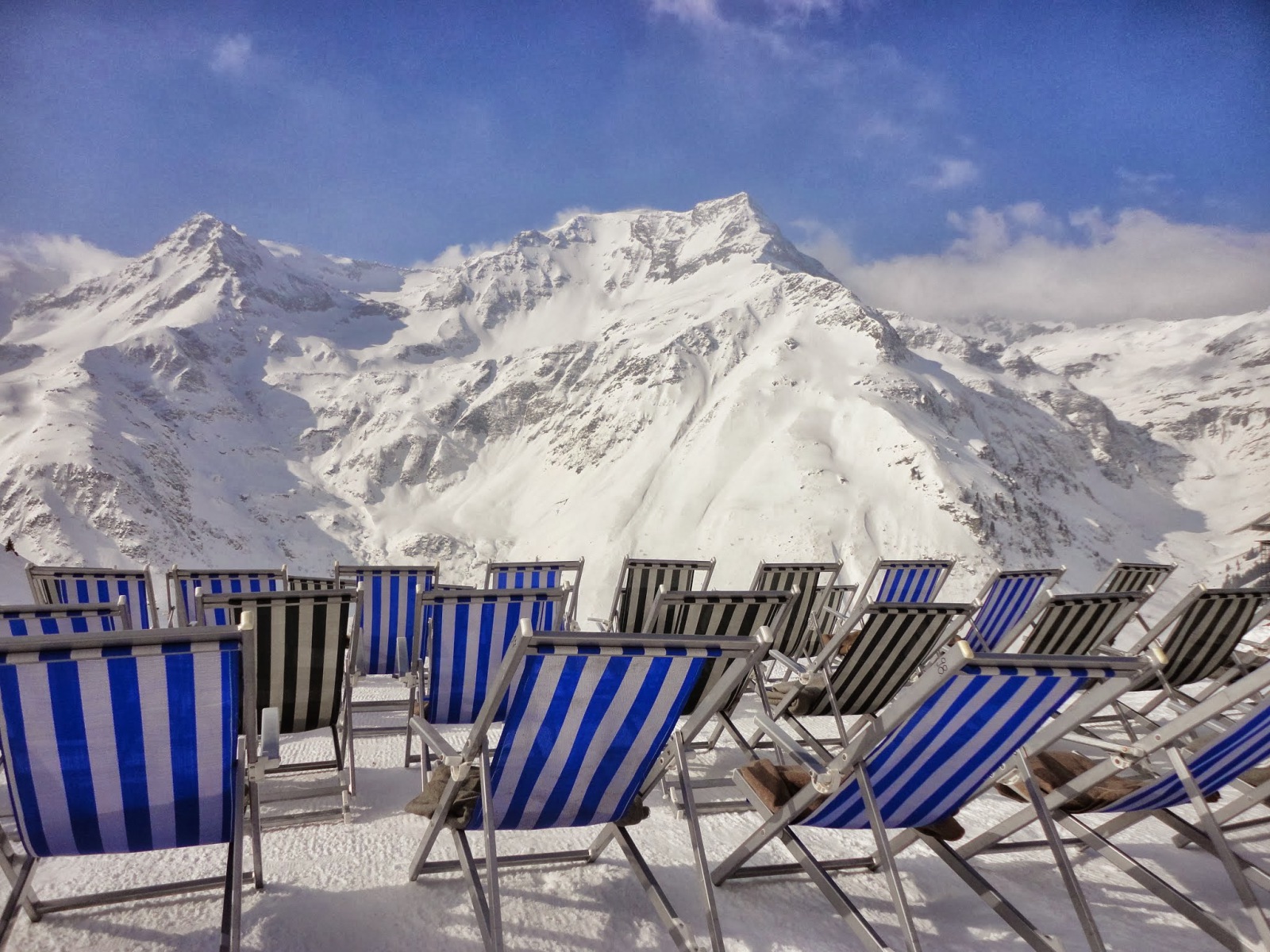 Napozószékek bekészítve - itt 5 euró / nap az ára